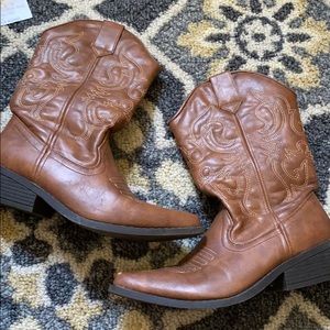 Never worn, camel/brown cowboy boots size 8!